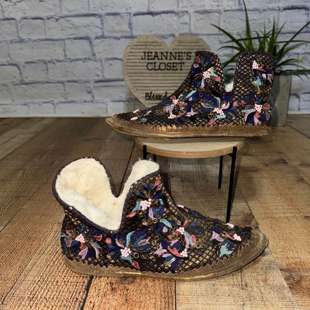 LLANI x ANTHROPOLOGIE suede Embroidered Slippers